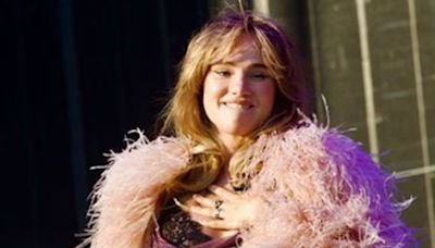 Pattinson y Suki Waterhouse hablan de su bebé en Coachella