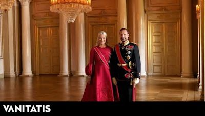 Los detalles del look de Mette-Marit en el nuevo retrato oficial de los príncipes de Noruega: diseñador fetiche y la tiara de su boda