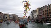 Carnaval regressa a Veneza e Viareggio por água e terra