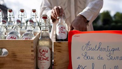 Artista vendió agua ‘ligeramente contaminada’ en París