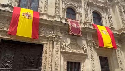 El Ayuntamiento luce sus colgaduras de gala para celebrar el décimo aniversario de la proclamación del Rey Felipe VI