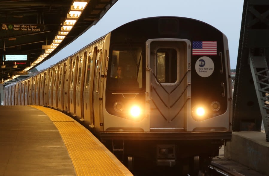 Man stabbed in the neck on Brooklyn subway train: NYPD