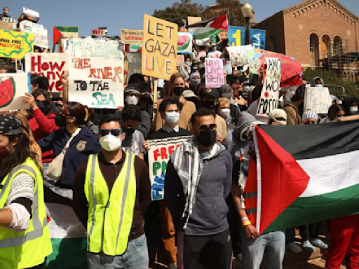 Manifestantes se enfrentan en la UCLA; la policía desaloja edificio en Columbia