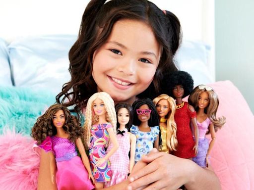 Barbie apuesta por la inclusión: así son Barbie ciega y Barbie con Síndrome de Down racializada