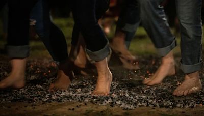 Cómo es el ritual tradicional en localidades de Grecia y Bulgaria en el que se camina sobre brasas calientes