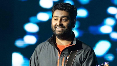 Arijit Singh Stops Performance To Apologise To Female Fan As Security Grabs Her By Neck During Concert, Netizens REACT