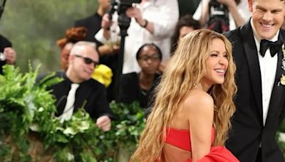 Quién es el apuesto hombre que acompañó a Shakira en la pasarela de la Met Gala 2024: no se le despegó en ningún momento