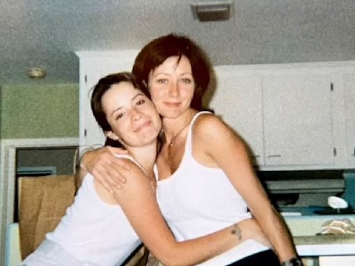 Shannen Doherty's co-star Holly Marie Combs pays tribute to late star
