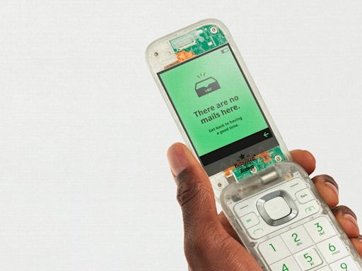 Heineken 與 Bodega 聯乘的「The Boring Phone」是 Nokia 2660 Filp 的變奏版本