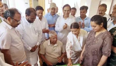 Lalu Prasad Yadav celebrates 77th birthday in inimitable style