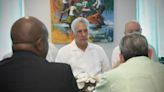 Díaz-Canel visita centro médico con personal cubano en su gira por el Caribe