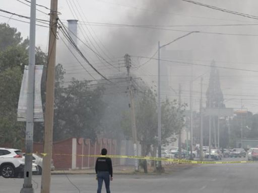 Voraz incendio consume grúa tras explosión en la San Felipe