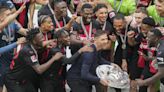 El Bayer Leverkusen de Xabi Alonso celebra su histórico año con otra victoria y la 'Ensaladera'