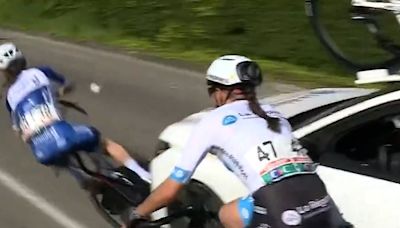 “Escena surrealista”: ciclista francesa fue atropellada en competencia por auto de rival - La Tercera
