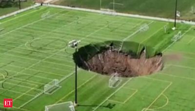 What happened in Illinois that a 100-foot-wide sinkhole appeared and smoke plumes were released?