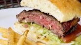 ¿Roja o cocida? En qué punto de cocción se recomienda comer una hamburguesa, según un especialista