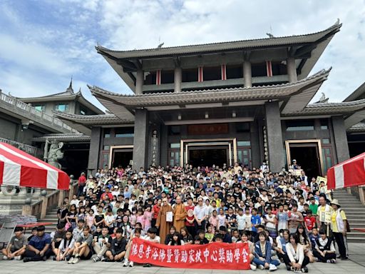 佛恩寺浴佛暨贊助屏東家扶中心獎助學金活動 | 蕃新聞