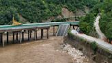 Once muertos por derrumbe de puente en China durante tormentas