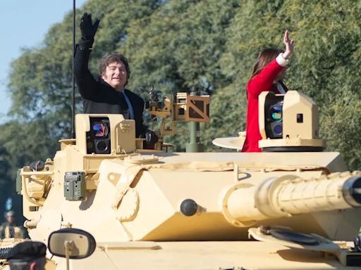 El momento en que Javier Milei y Victoria Villarruel suben a un tanque de guerra en el desfile militar por el 9 de Julio