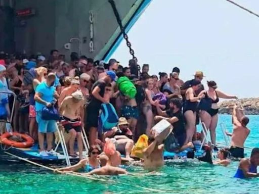 Watch as tourists get off ferry into the SEA & wade through water with bags