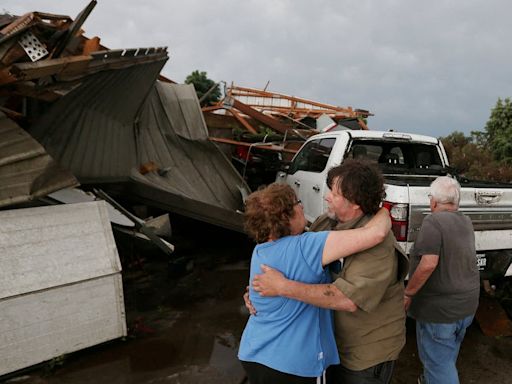 El paso destructivo de los tornados en Estados Unidos, en imágenes