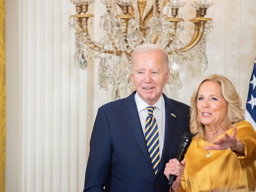 Jill Biden envía unos corazones en señal de apoyo al presidente tras anunciar su salida