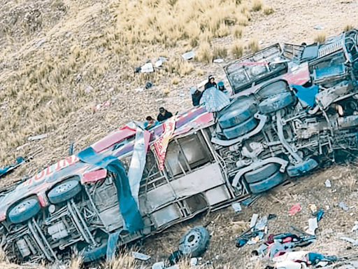 Ayacucho: 25 muertos deja caída de bus a un abismo