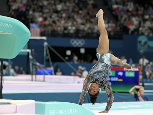 Olympic gymnastics live updates: Simone Biles puts on a show despite tweaking left calf