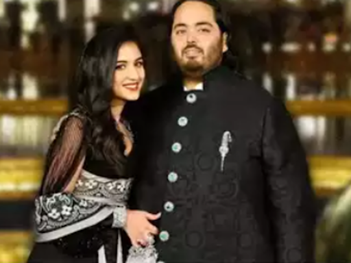 Video: Anant Ambani-Radhika Merchant make for the perfect couple at their Mehendi ceremony, can't stop smiling | Hindi Movie News - Times of India