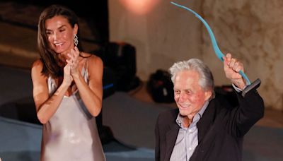 La Reina entrega a Michael Douglas un premio de cine en Mallorca