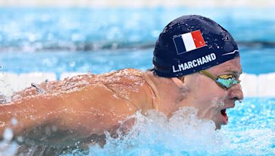 JO 2024 - natation : Léon Marchand entame sa moisson d'or avec un record sur 400 m 4 nages