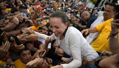 Opositora Machado lleva campaña a golpeada capital petrolera de Venezuela