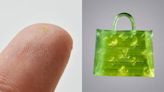 Una prestigiosa marca lanzó la cartera más pequeña del mundo: mide menos que un grano de sal