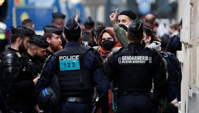 Policía de Francia irrumpe en edificio de la Sciences Po de París para desalojar a manifestantes propalestinos - La Tercera