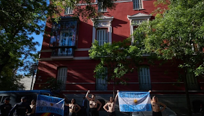 Activistas de Femen repudiaron la presencia de Javier Milei en España