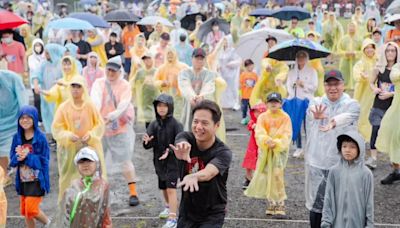 邱臣遠使出龜派氣功 風雨中辦七龍珠Z路跑