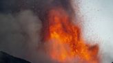 VÍDEO: vulcão Etna, na Itália, lança lava e chuva de cinzas | GZH