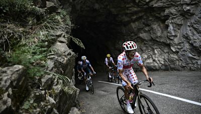 Tour de Francia: el ecuatoriano Carapaz se alza con el maillot a lunares