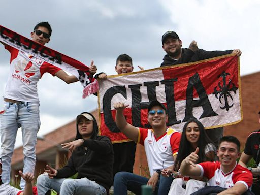 Hinchas de Santa Fe, dichosos por noticia que confirmó el IDRD; van por un nuevo título