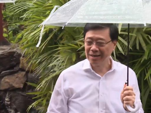 訪四川雨中撐傘睇熊貓 李家超：相信港人看見一定「又激動又親切」 | am730