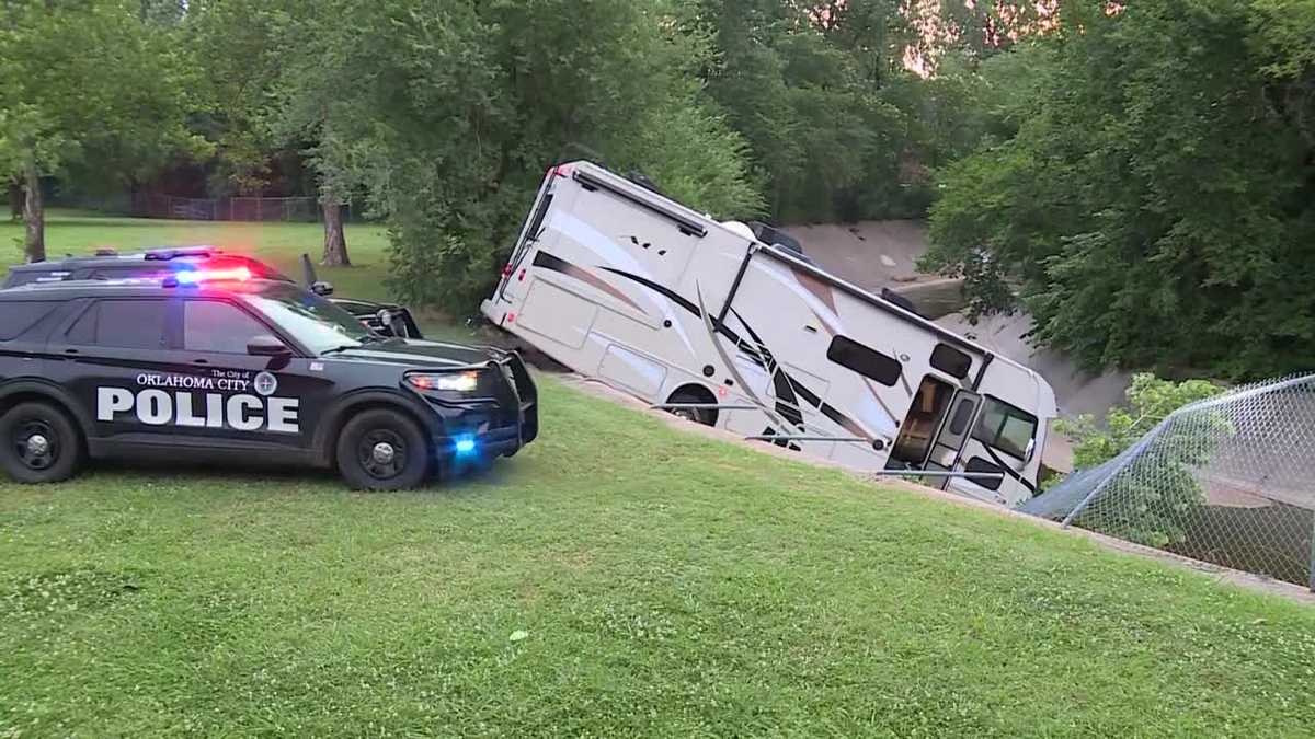 Suspect arrested after crashing stolen RV into drainage ditch during OKC chase