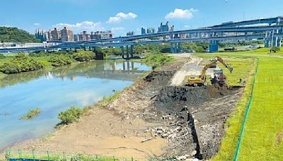 新店溪河岸取土 雨後驚現沼澤地 - 地方新聞