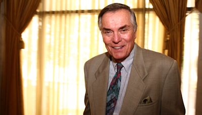 Peter Marshall, game-show host of ‘Hollywood Squares,’ dies at 98