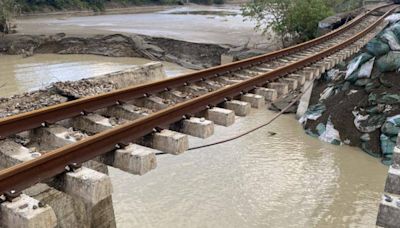 凱米好恐怖！台鐵八掌溪橋「鋼軌懸空30公尺」 拚8／2單線雙向通車