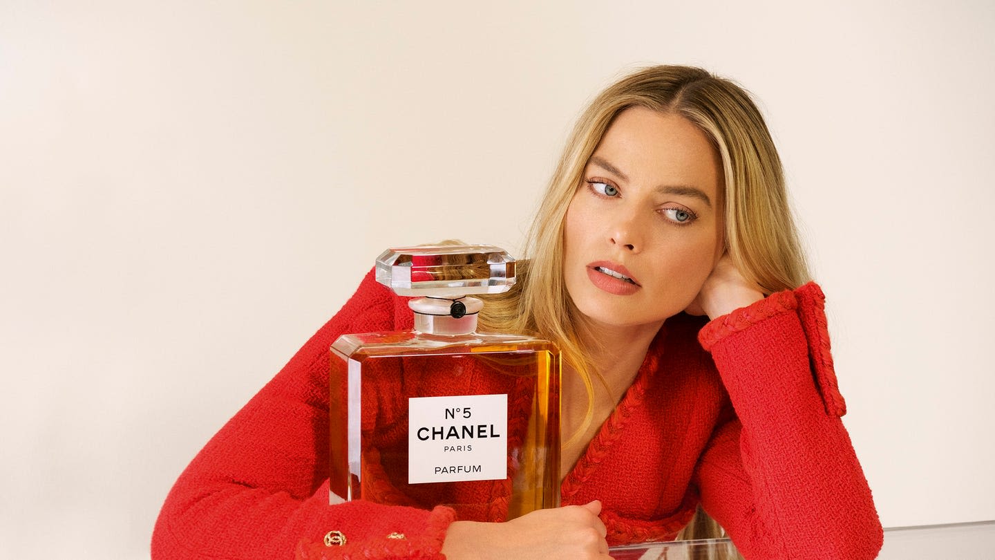 Margot Robbie on Chanel No. 5, Jacob Elordi, and Her Best-Smelling Costar