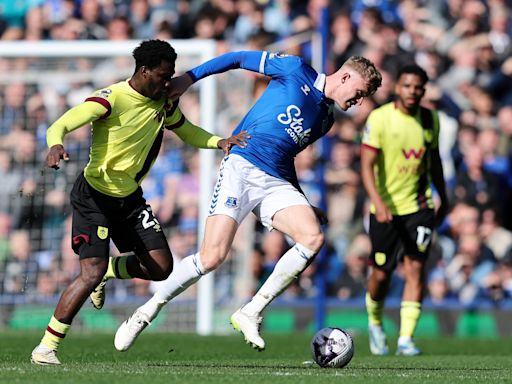 Man Utd suffer big blow after Everton issue transfer warning