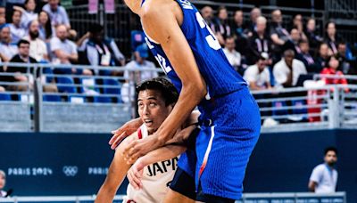 Una de las fotografías de los JJOO: el jugador más alto y el más bajo del baloncesto olímpico, cara a cara