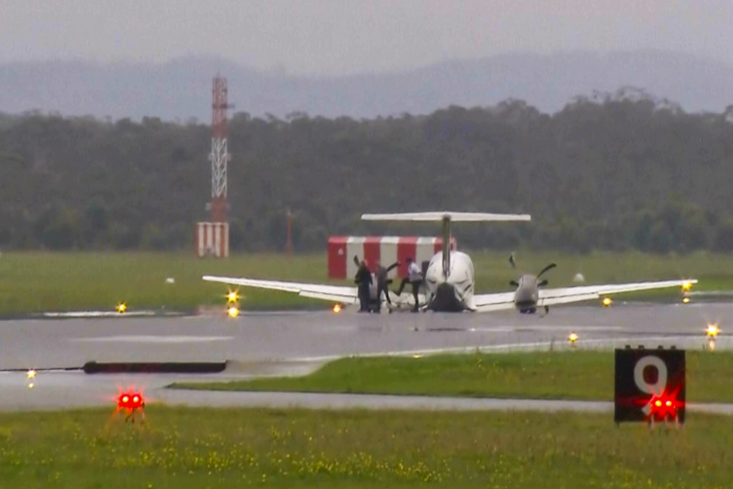 A plane with 3 aboard lands without landing gear at an Australian airport after burning off fuel