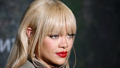 Necesitamos un tutorial urgente del moñito rizado de Rihanna