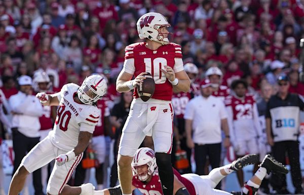 Wisconsin football's Tyler Van Dyke carted off field with right knee injury vs. Alabama